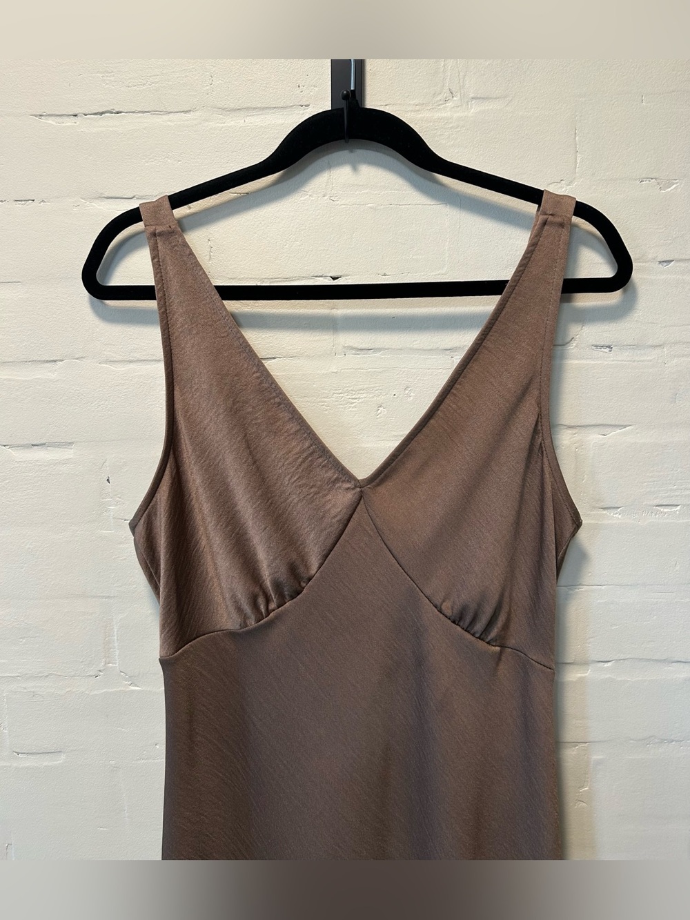 Bebe NWT Mocha Shimmer Satin V-Neck Midi Slip Dress Size M Neutral Glam Y2K - Picture 3 of 7